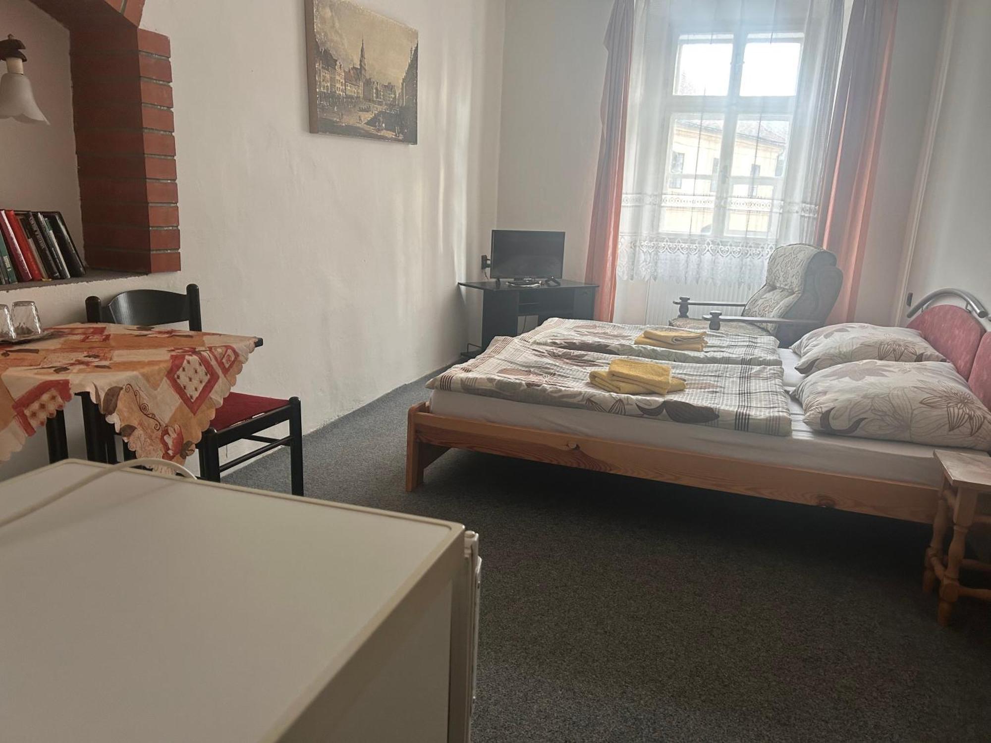 Restaurace A Penzion Podloubi Opočno Zewnętrze zdjęcie