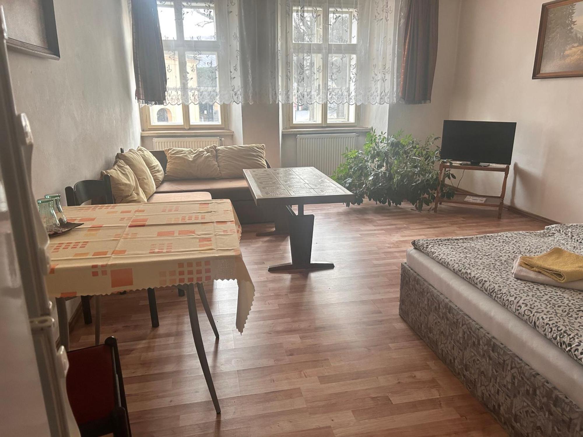 Restaurace A Penzion Podloubi Opočno Zewnętrze zdjęcie