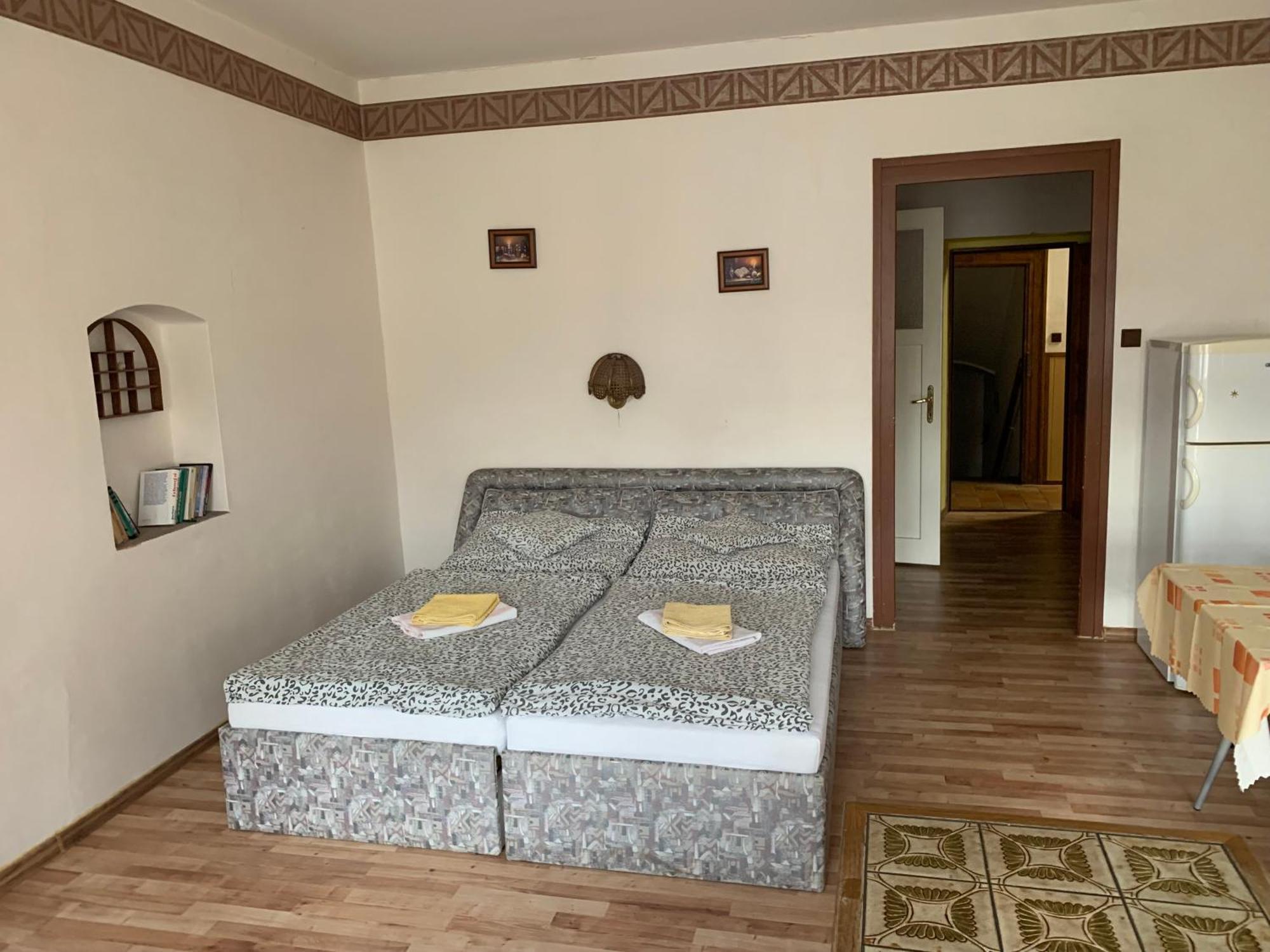 Restaurace A Penzion Podloubi Opočno Zewnętrze zdjęcie