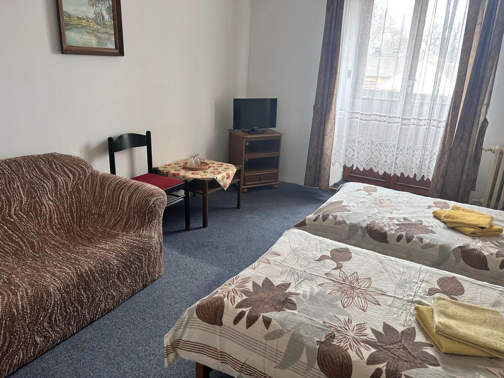 Restaurace A Penzion Podloubi Opočno Zewnętrze zdjęcie